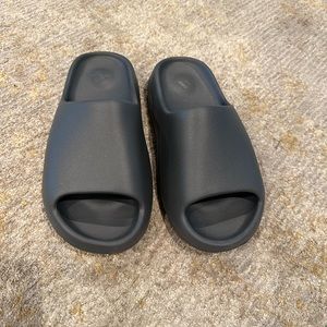 Slate Yeezy slides NEW Never worn Men’s 9